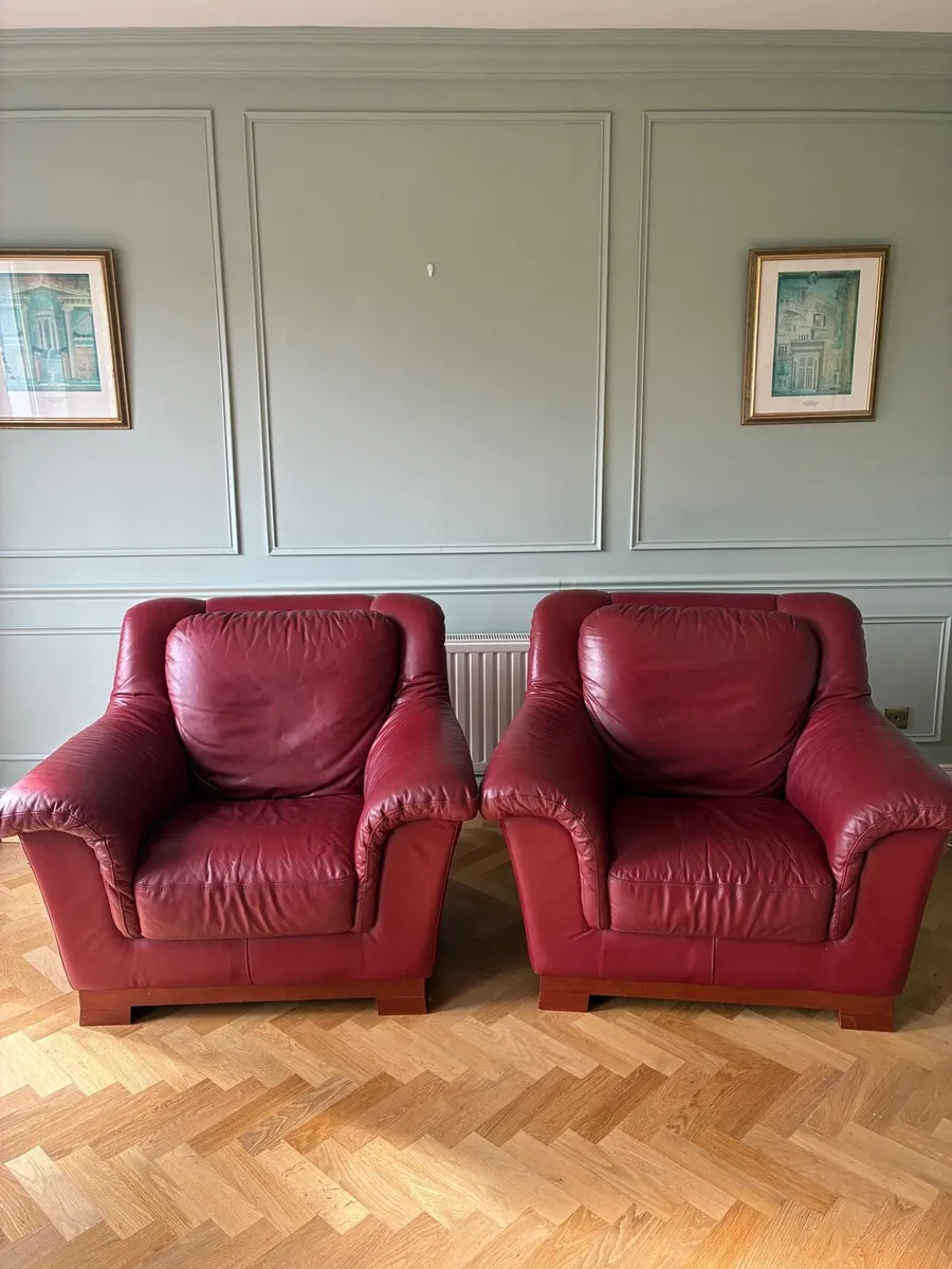 Red leather couch and armchairs - Image 1