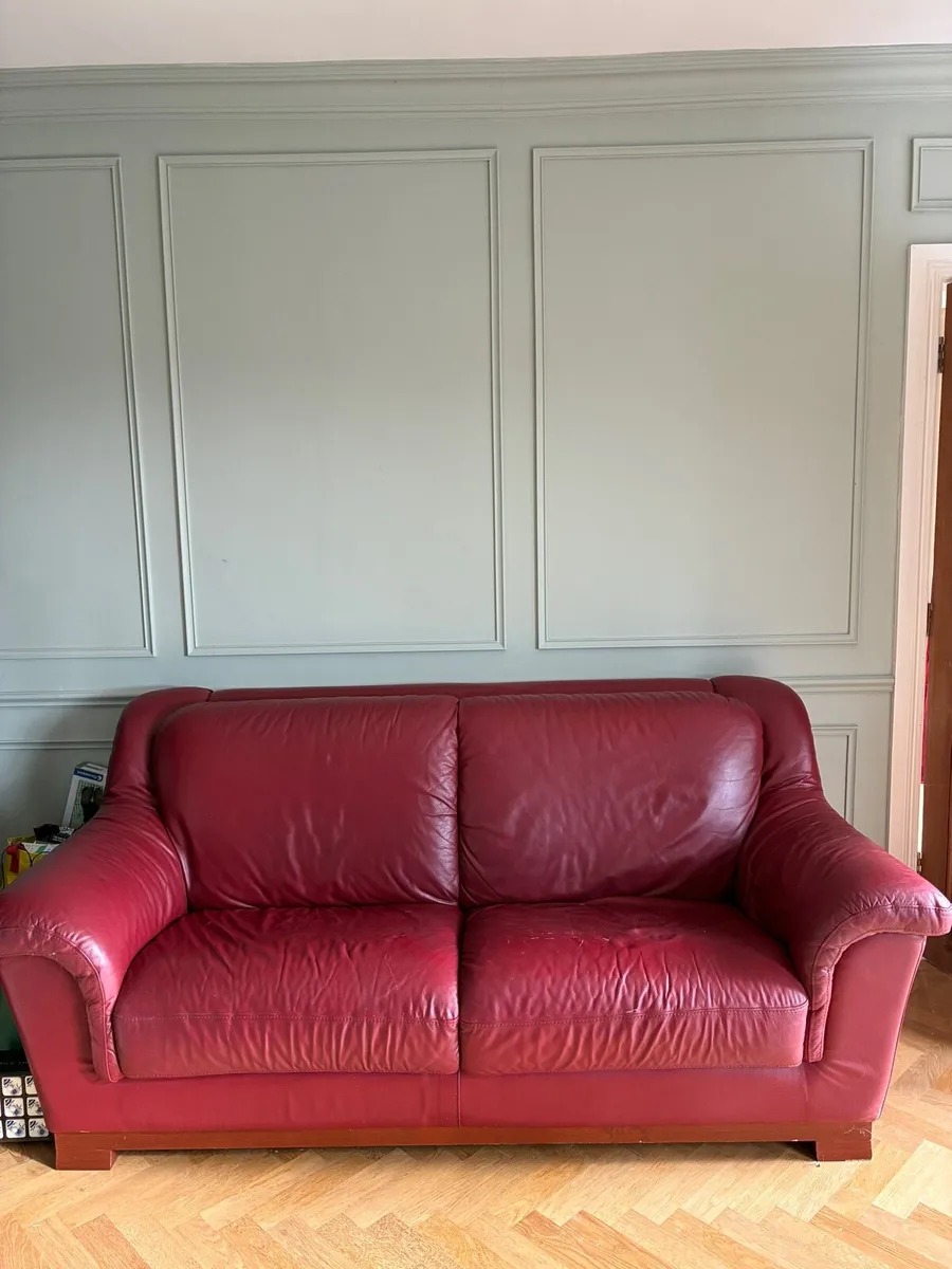 Red leather couch and armchairs - Image 2