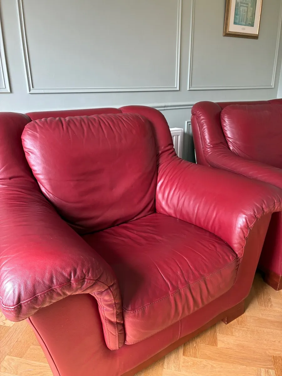 Red leather couch and armchairs - Image 3