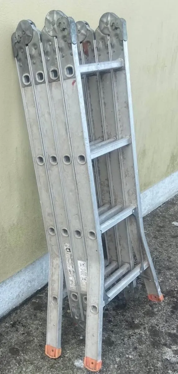 16ft Extendable Ladder - Image 1