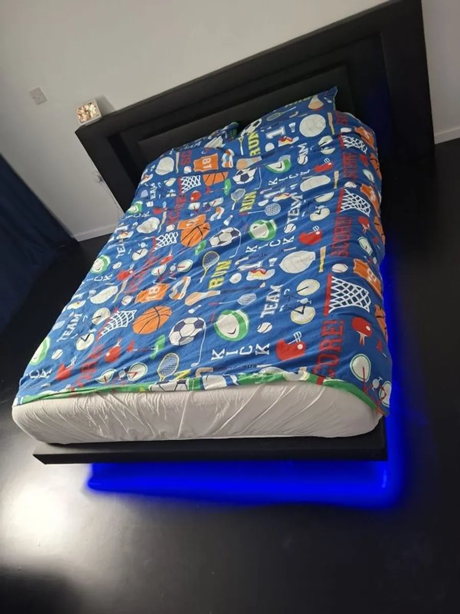 Bed with lights - Image 2