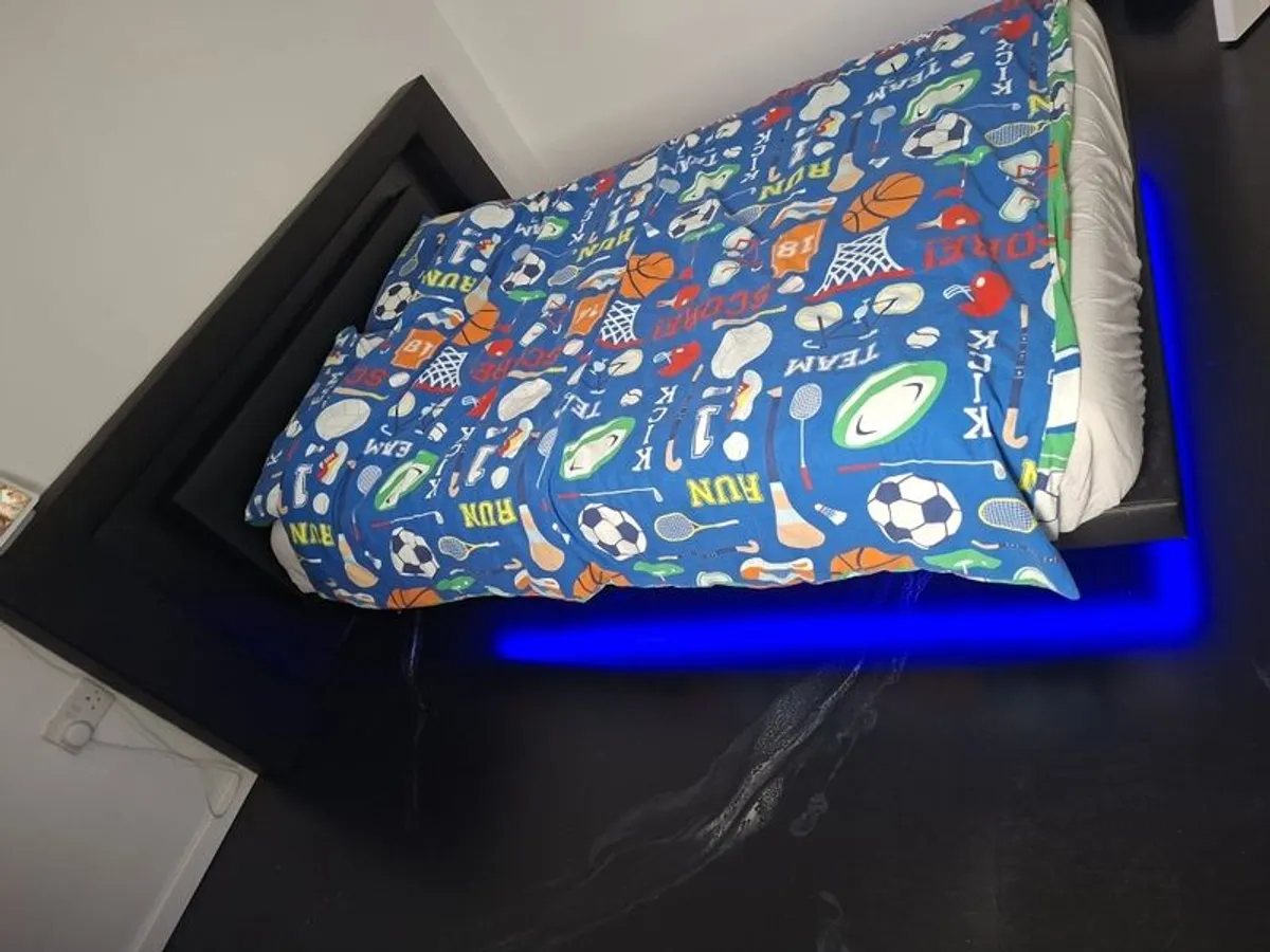 Bed with lights - Image 1