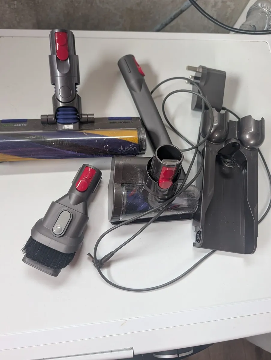 V12 Dyson hoover - Image 1