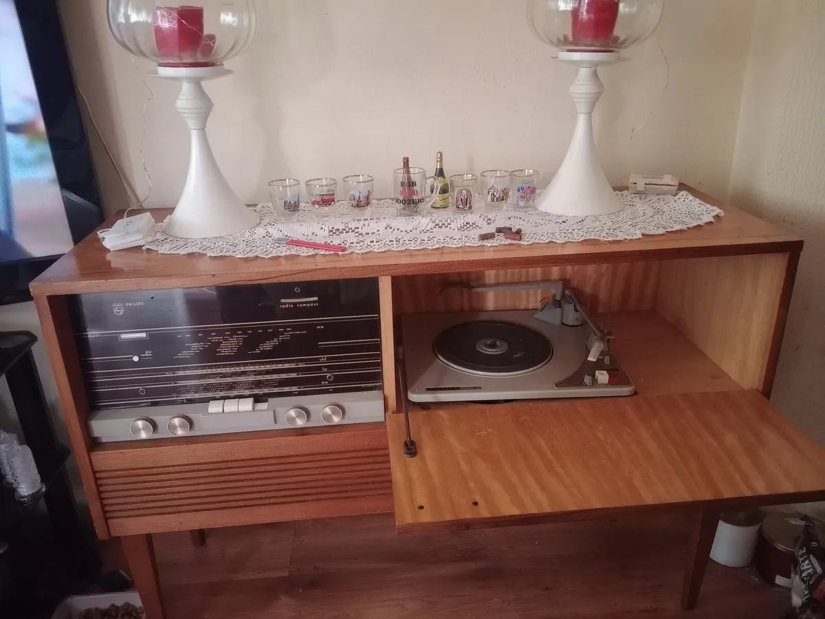Old style radio plus record player - Image 1