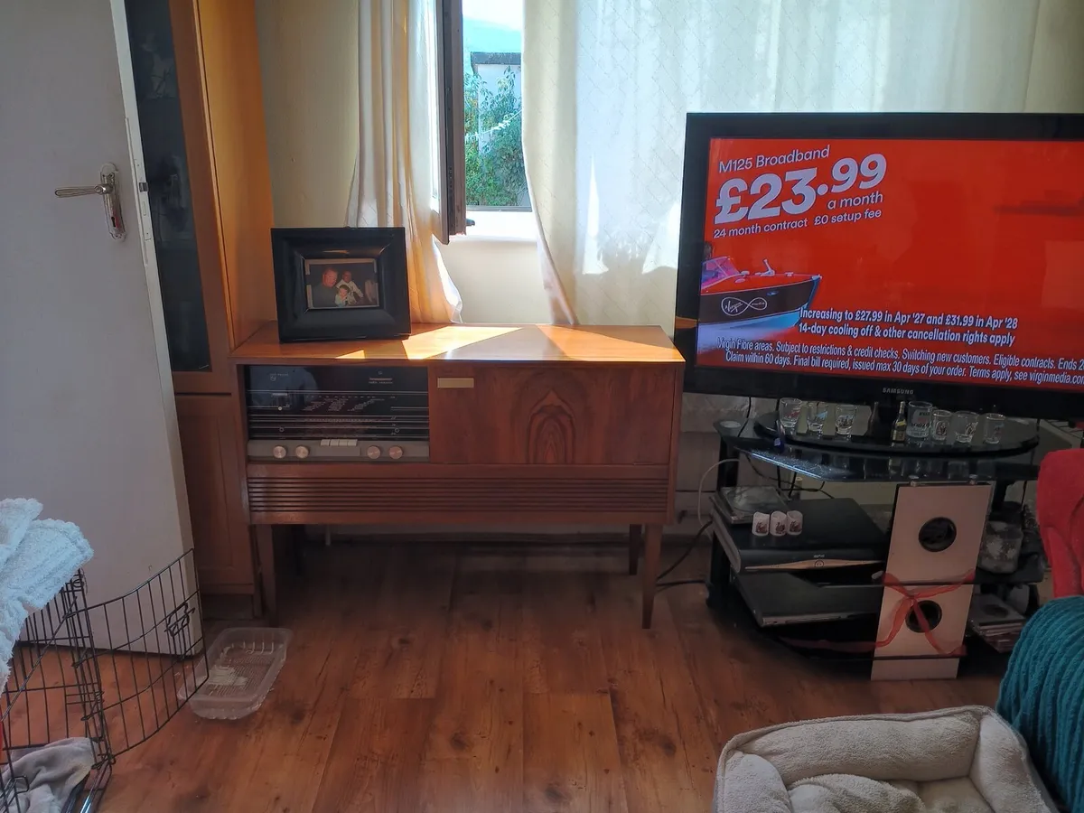 Old style radio plus record player - Image 2