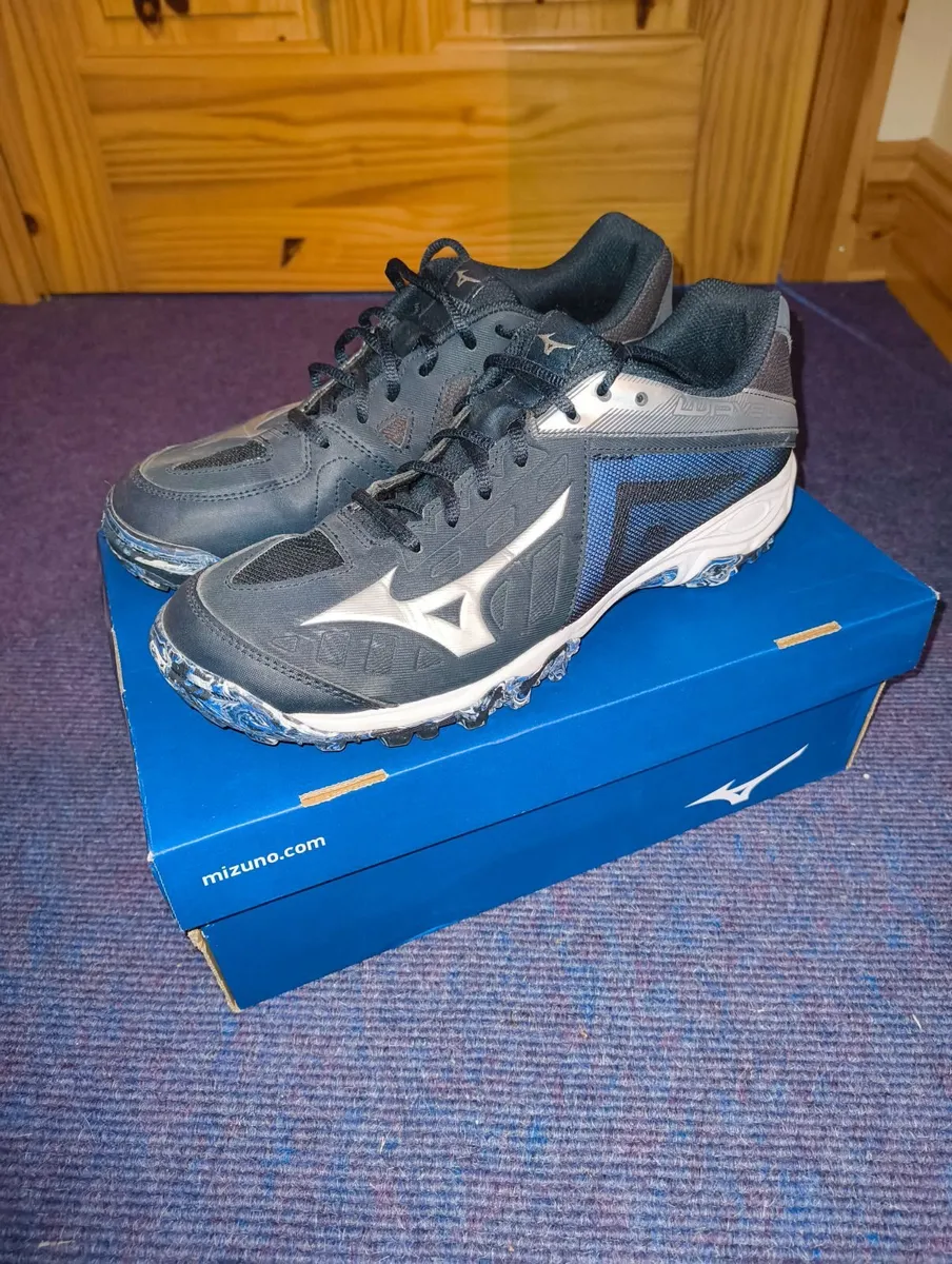 Mizuno Astro Hockey Shoes - Image 1