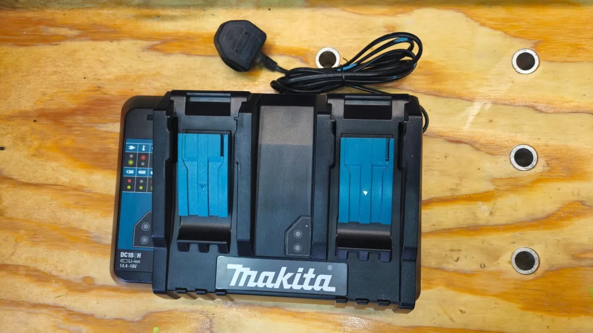 Makita dual battery charger - Image 1