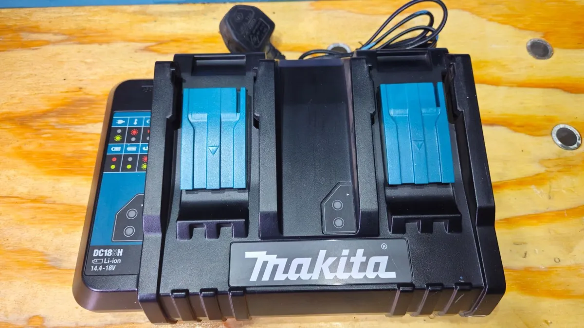 Makita dual battery charger - Image 2