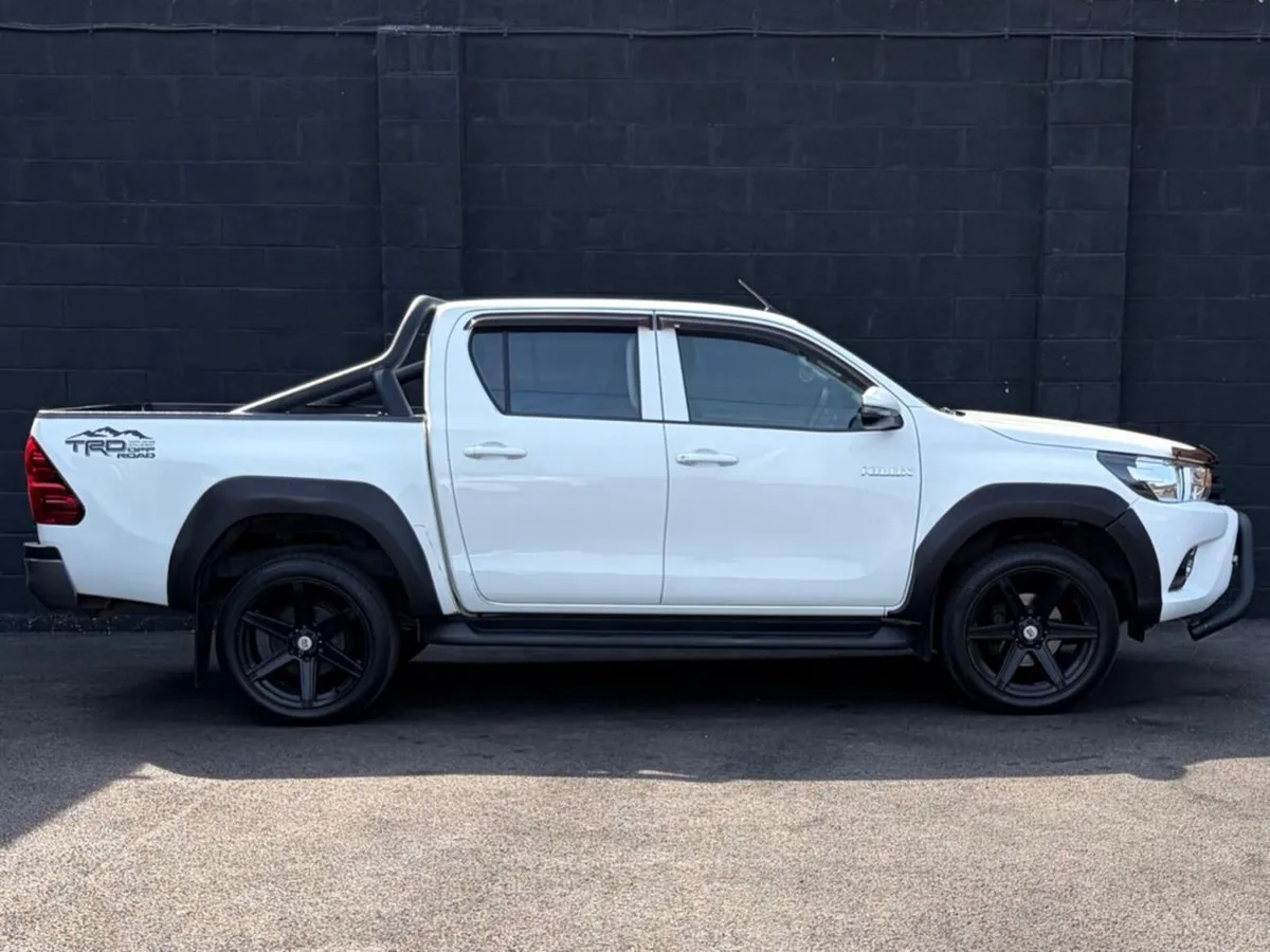Toyota Hilux 2.4 D-4D Active DCAB 4WD 5DR - Image 2