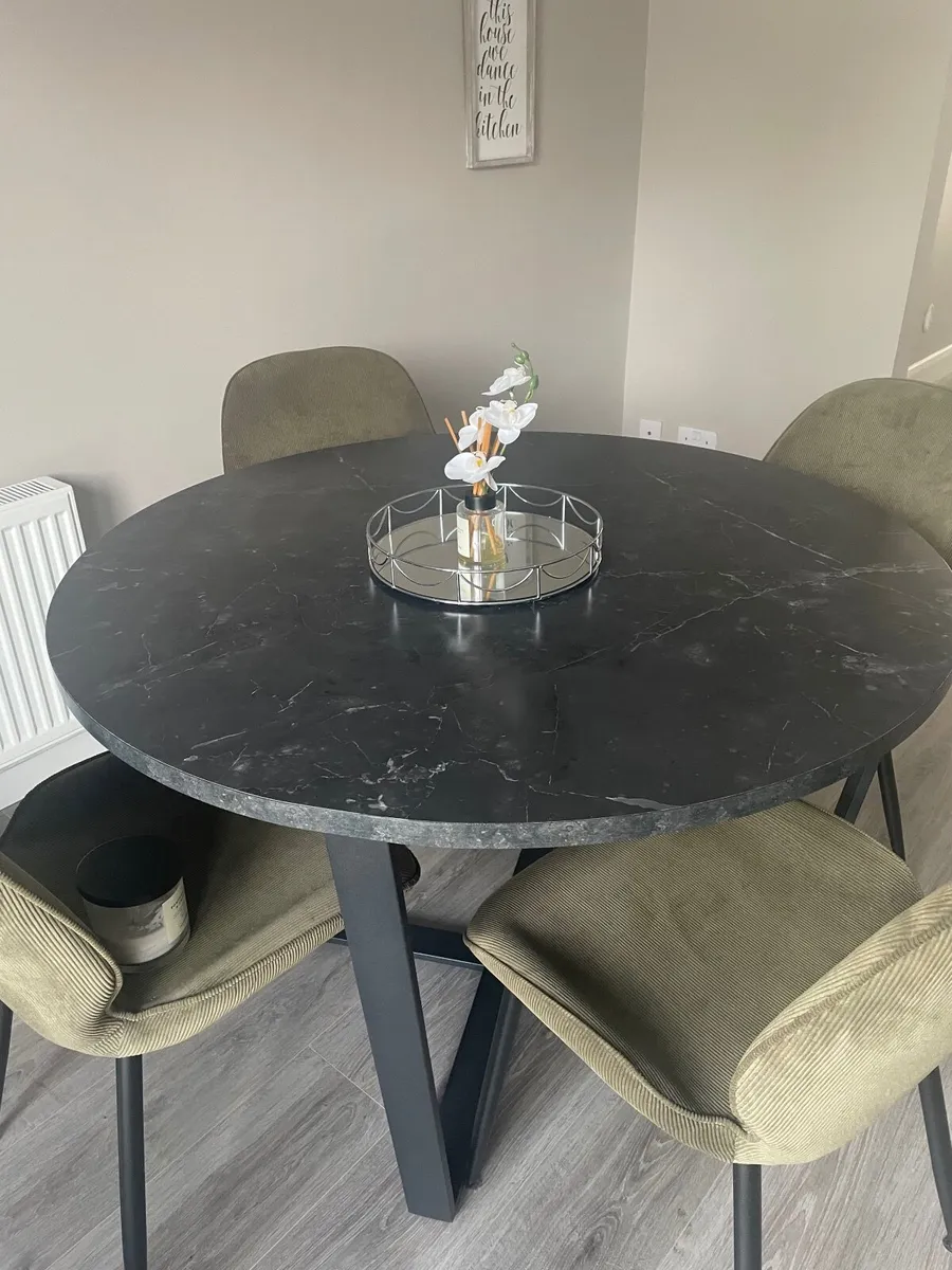 Table and chairs - Image 3
