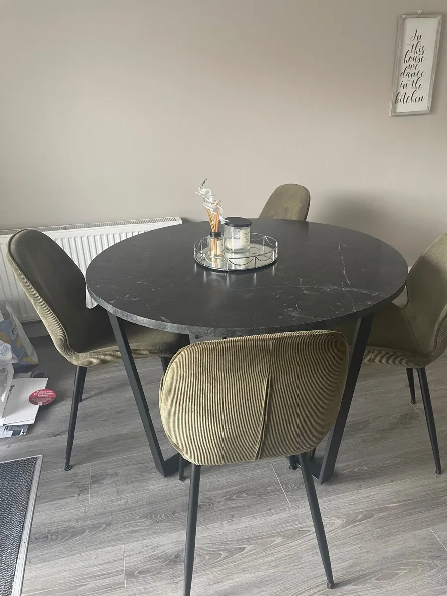 Table and chairs - Image 4