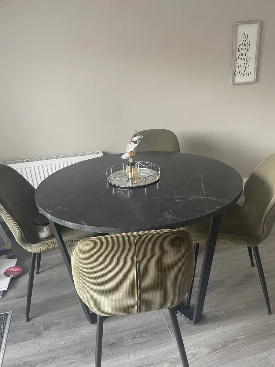 Table and chairs - Image 1