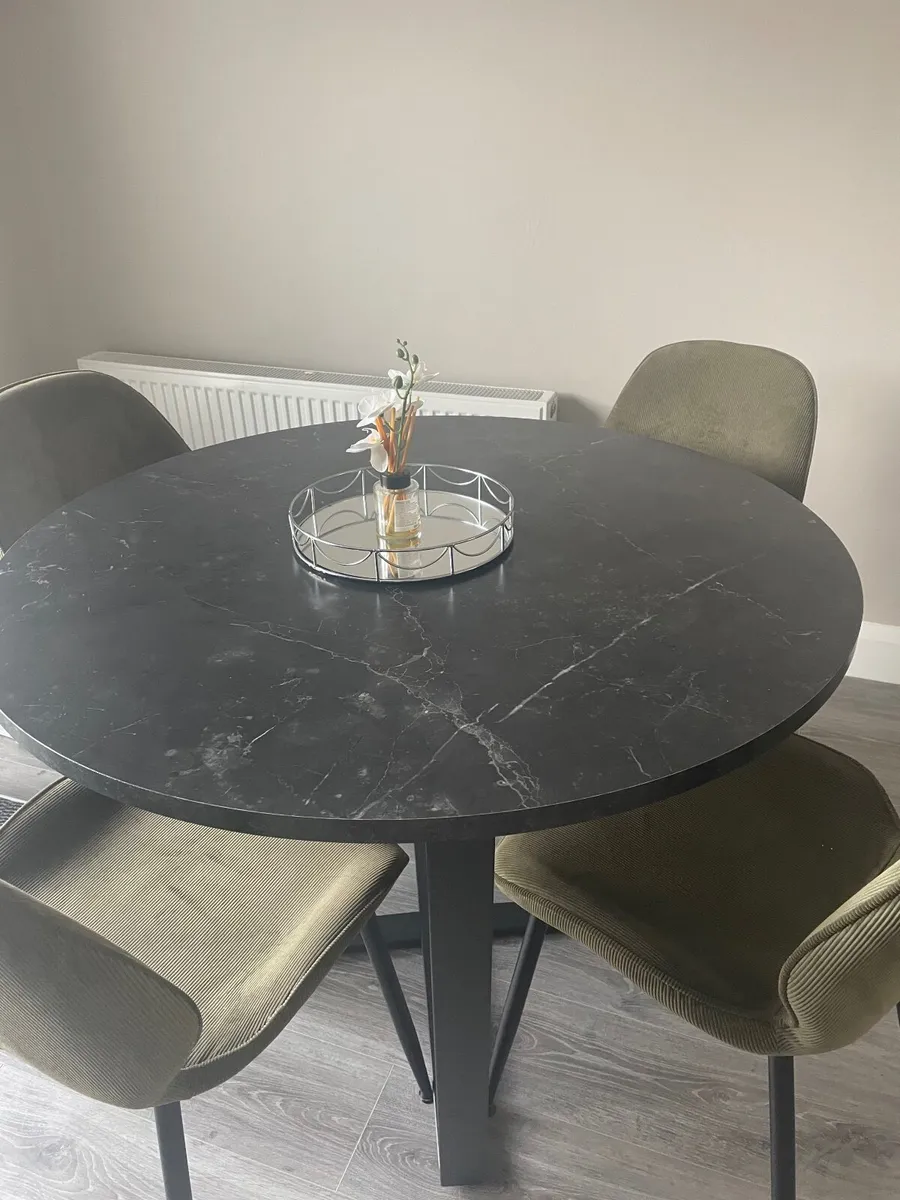Table and chairs - Image 2