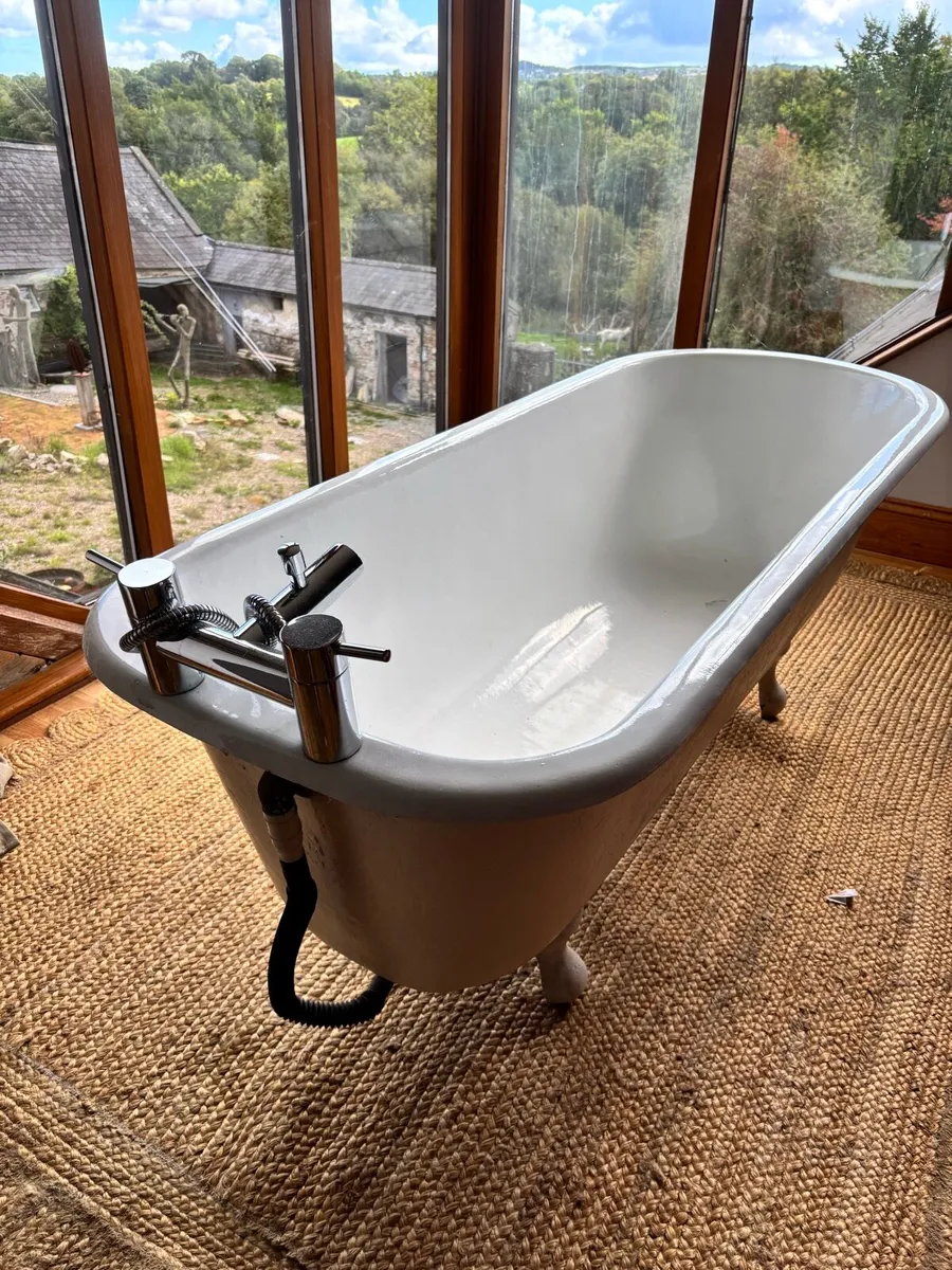 Cast iron roll top bath, claw feet and taps - Image 2