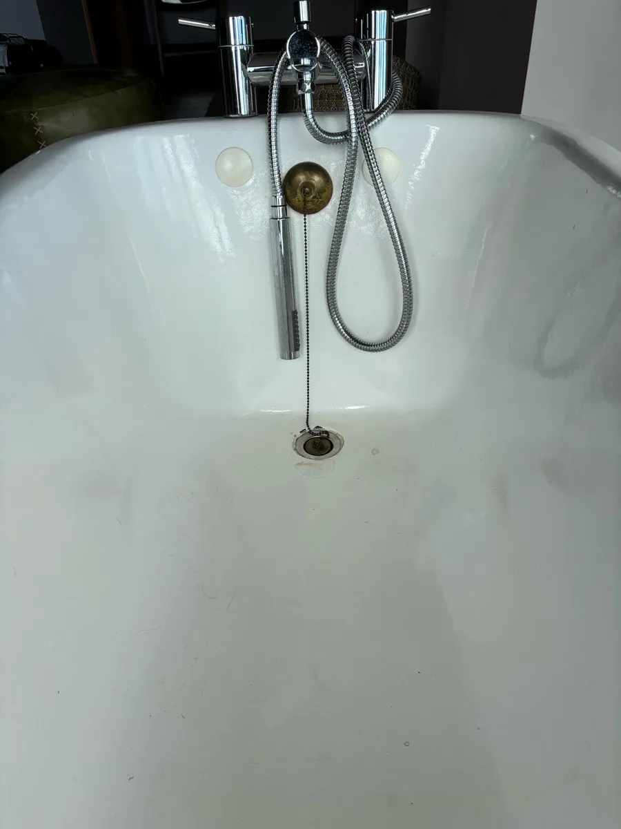 Cast iron roll top bath, claw feet and taps - Image 4