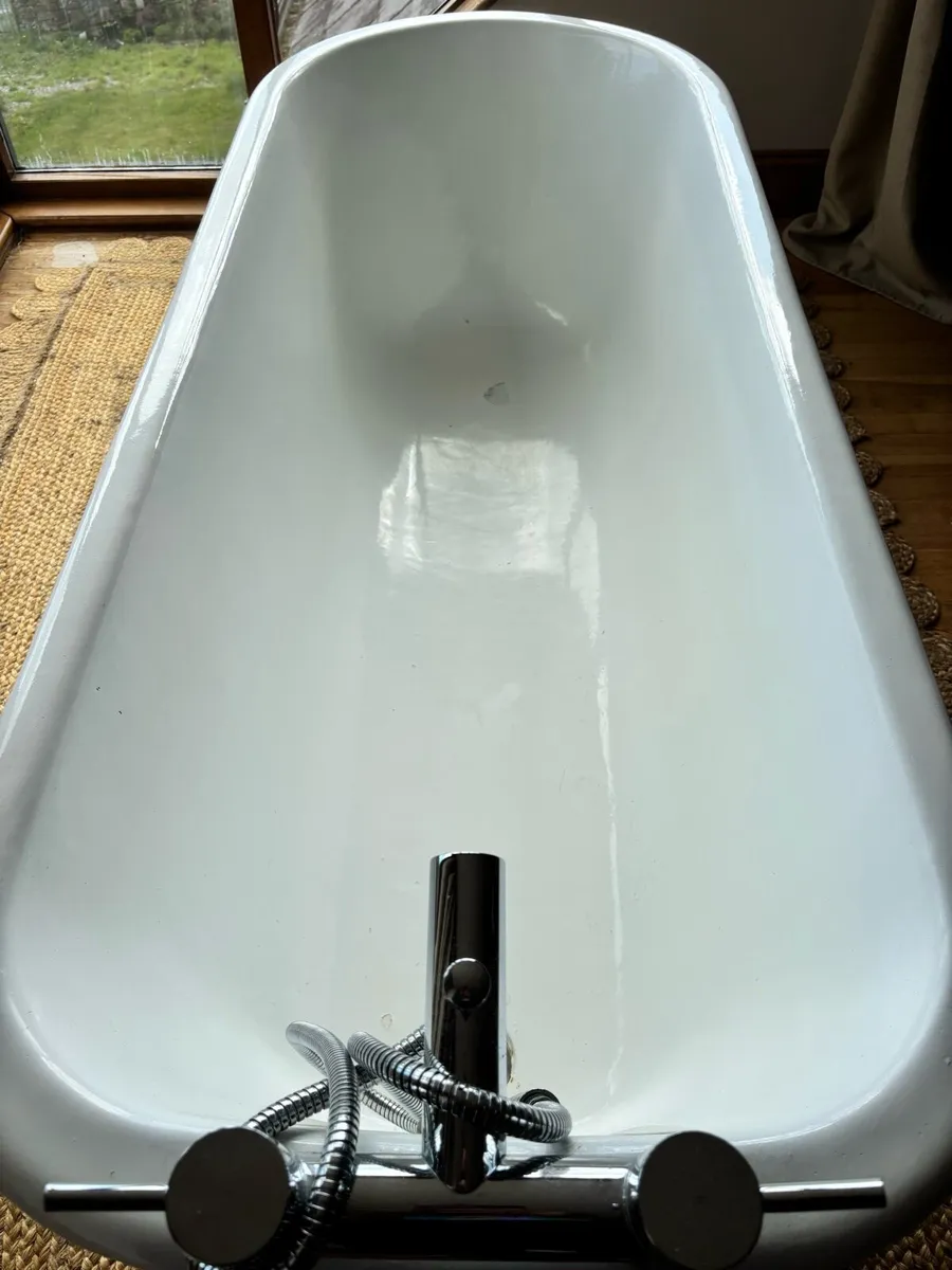 Cast iron roll top bath, claw feet and taps - Image 3