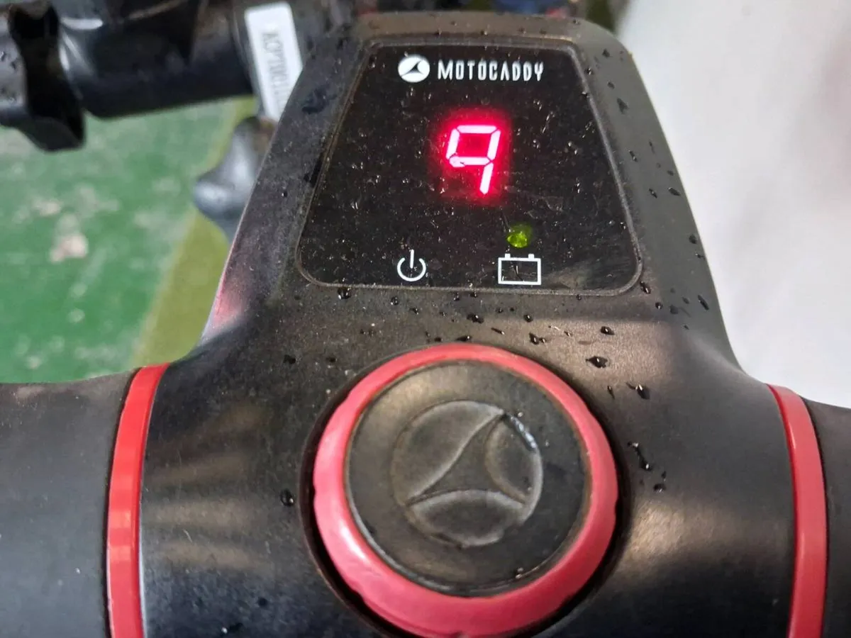 Motocaddy S1 includes lithium battery and charger - Image 3
