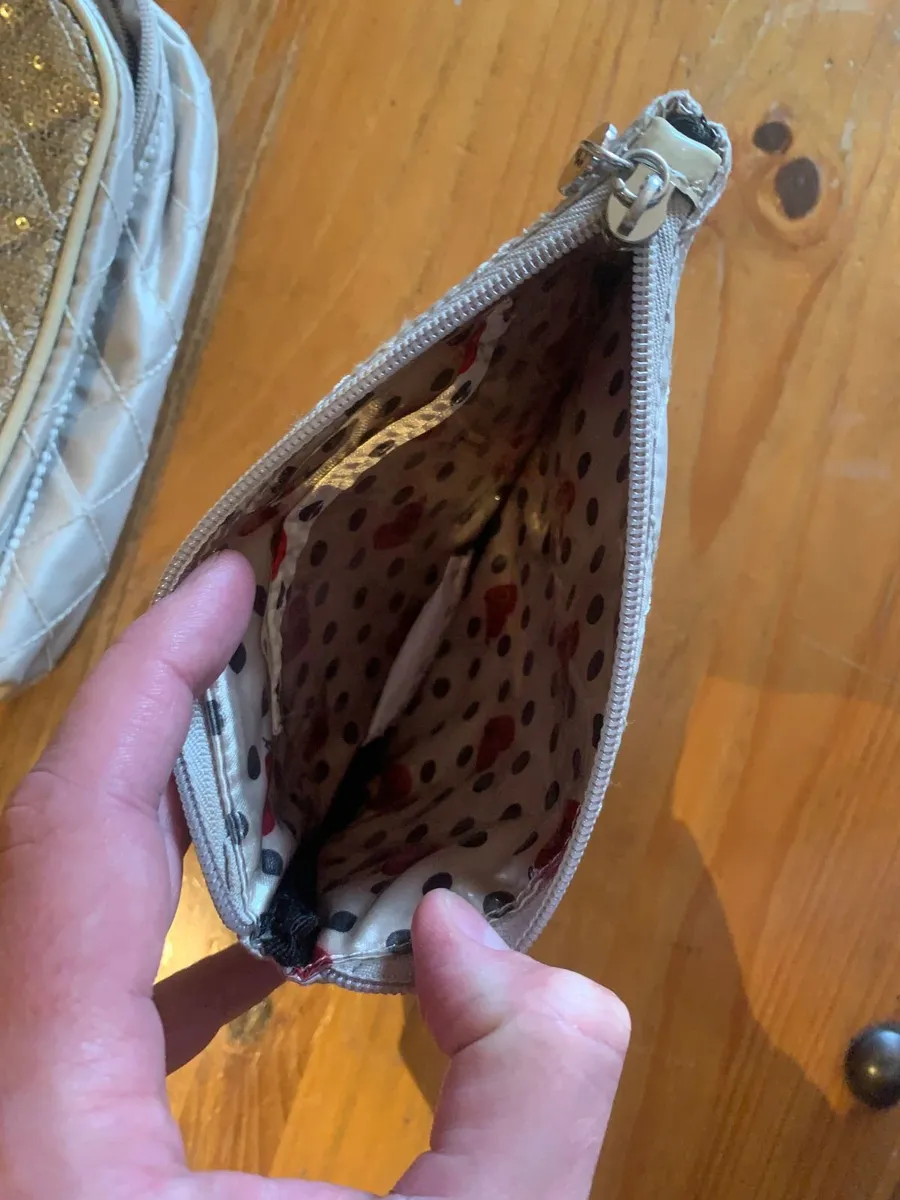 Guess Cosmetic Bag - Image 4