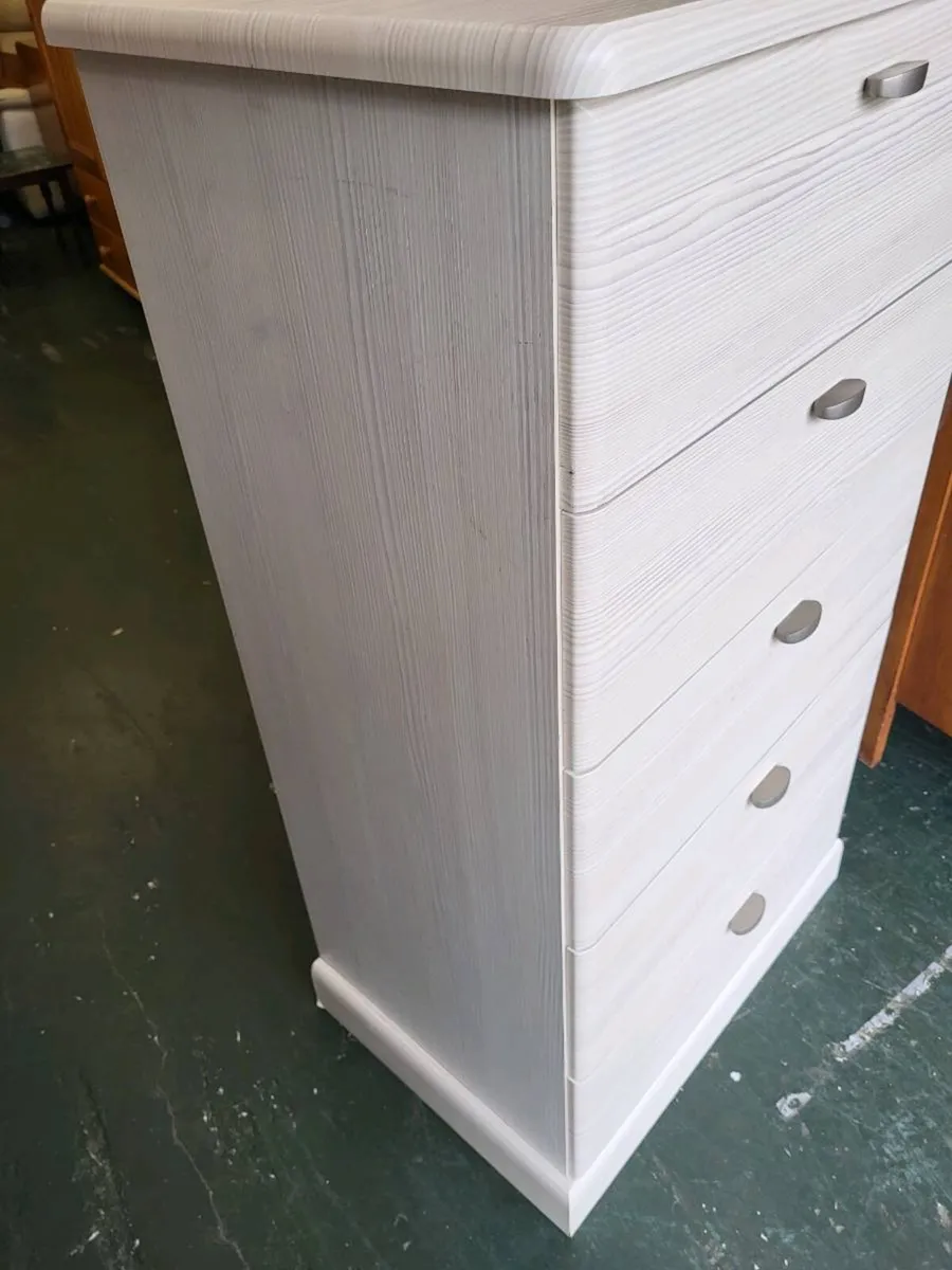 Beautiful chest of drawers - Image 4