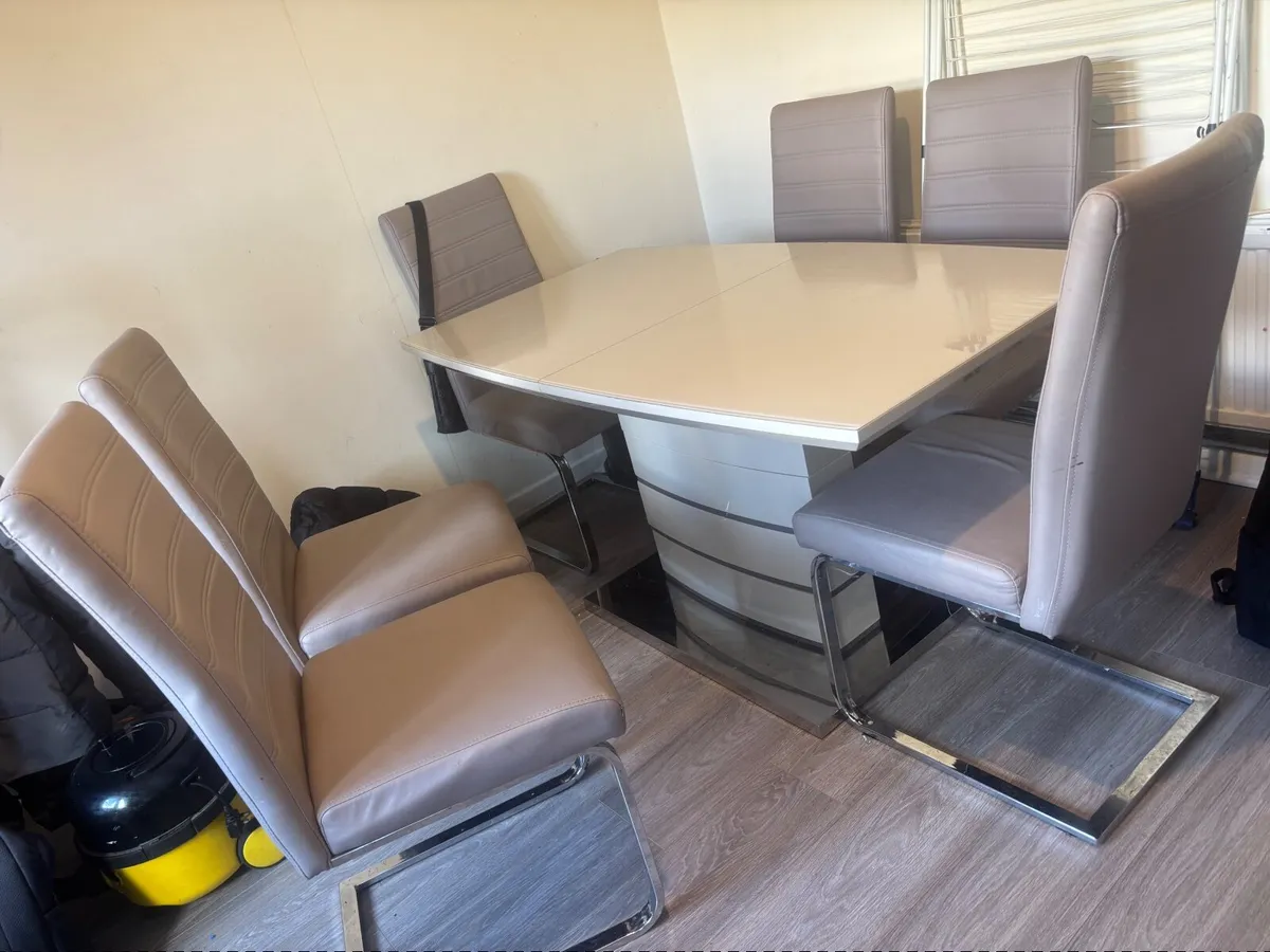 Table and chairs - Image 2