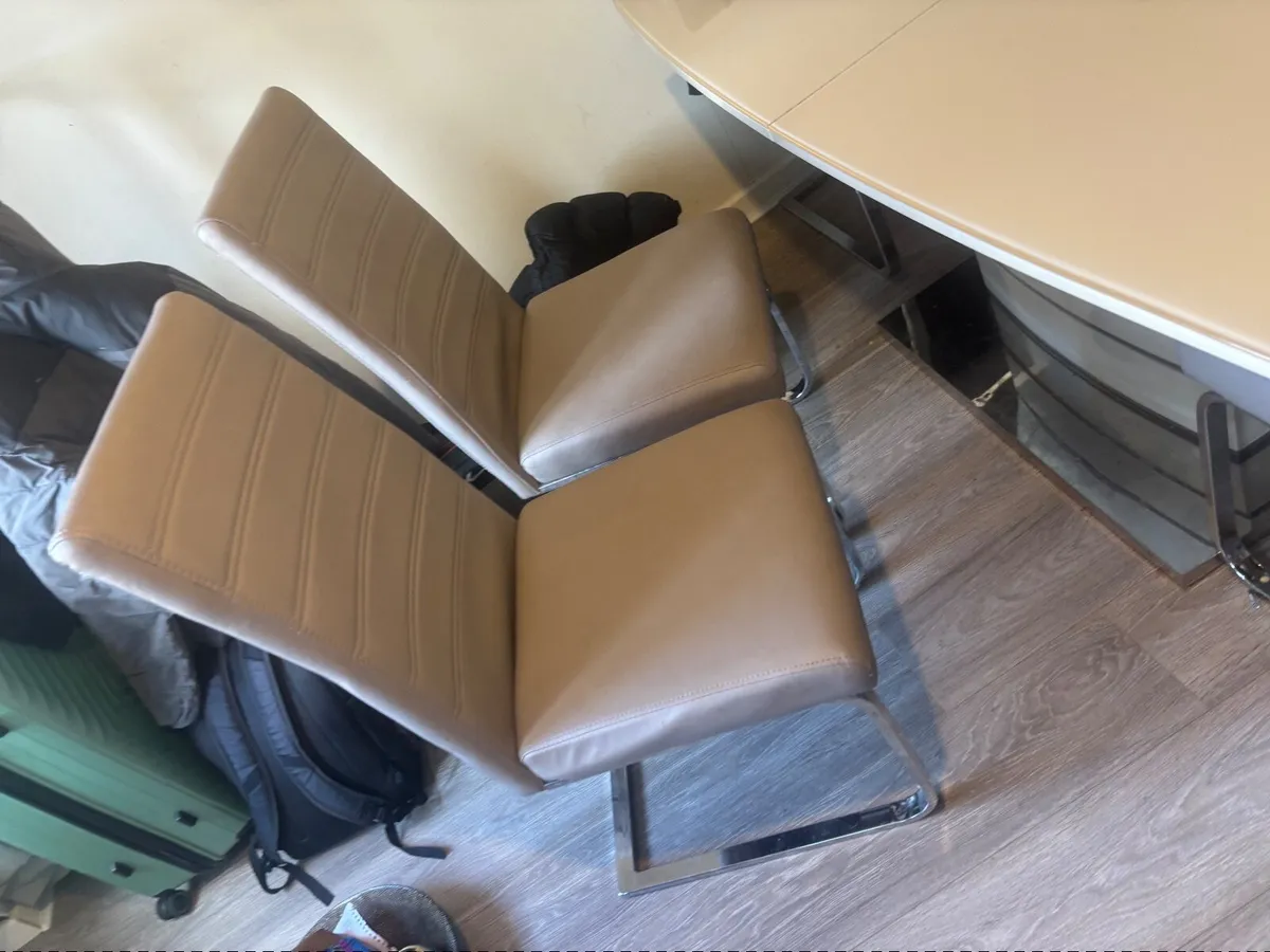 Table and chairs - Image 3