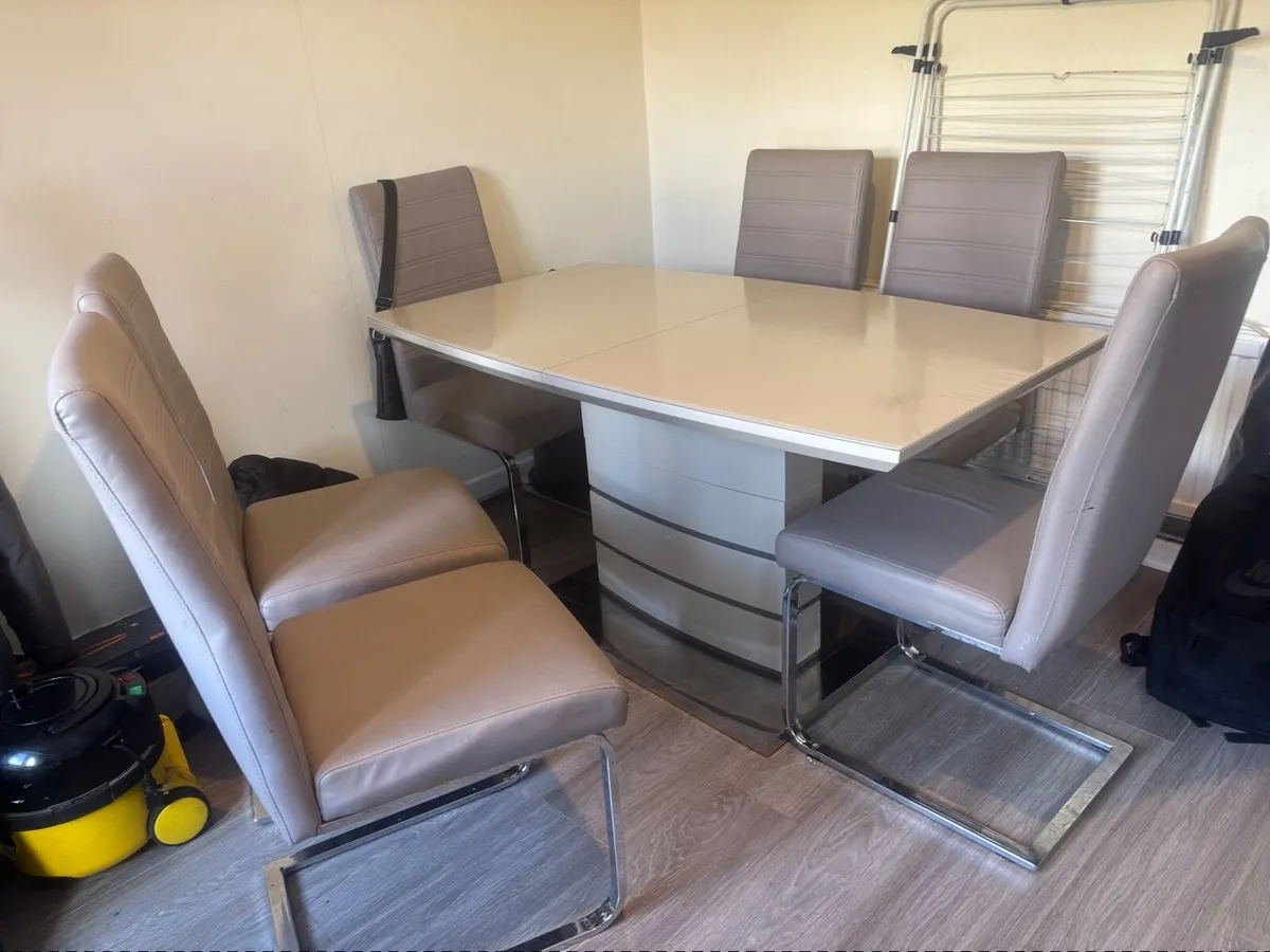 Table and chairs - Image 4