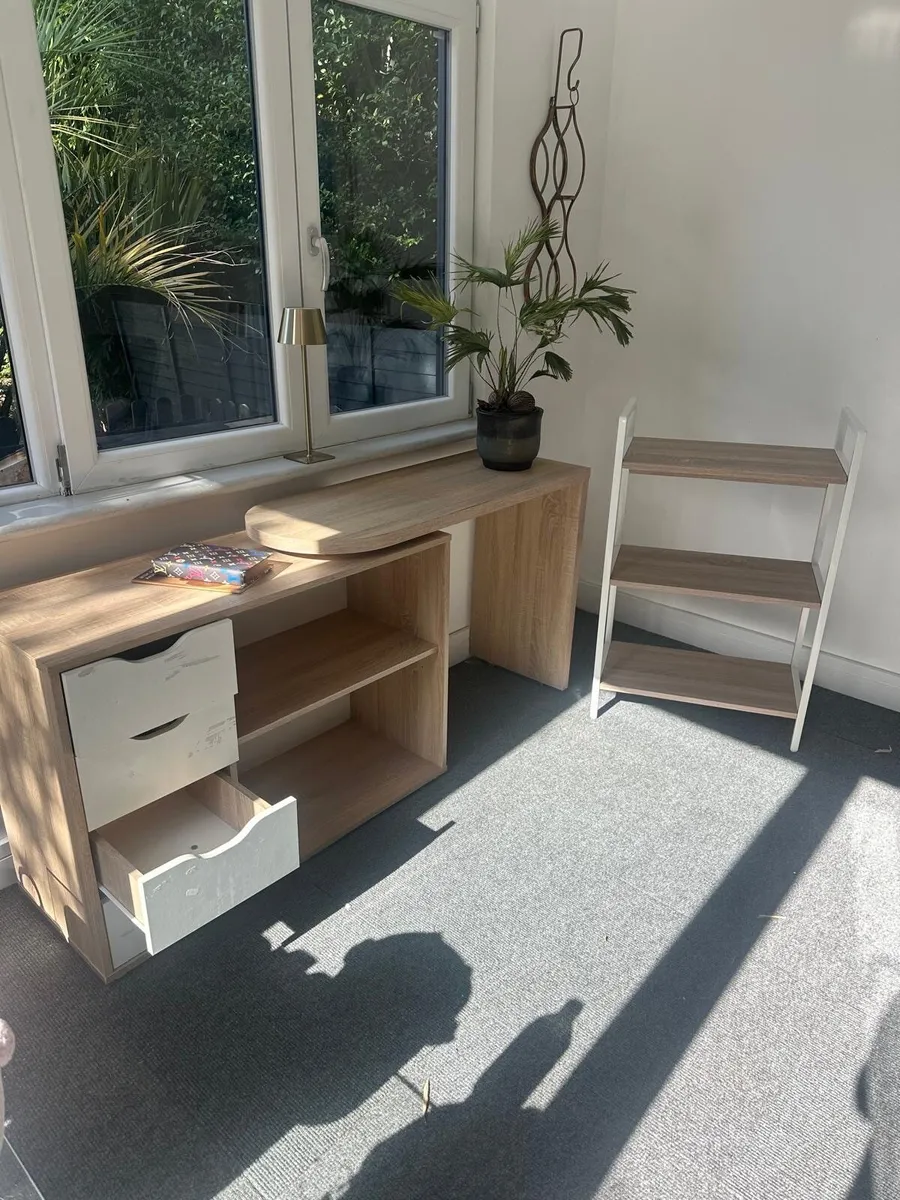 Desk and matching shelves - Image 2