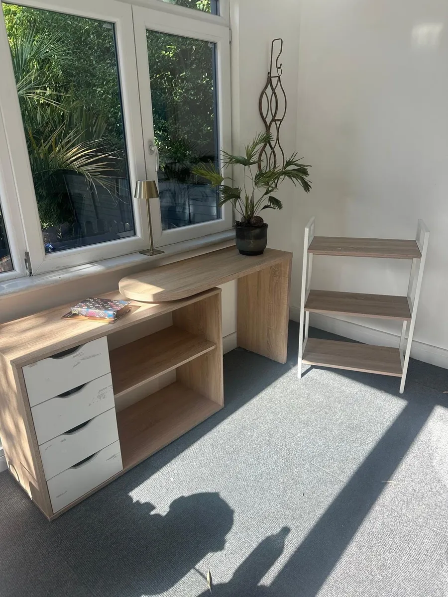 Desk and matching shelves - Image 1