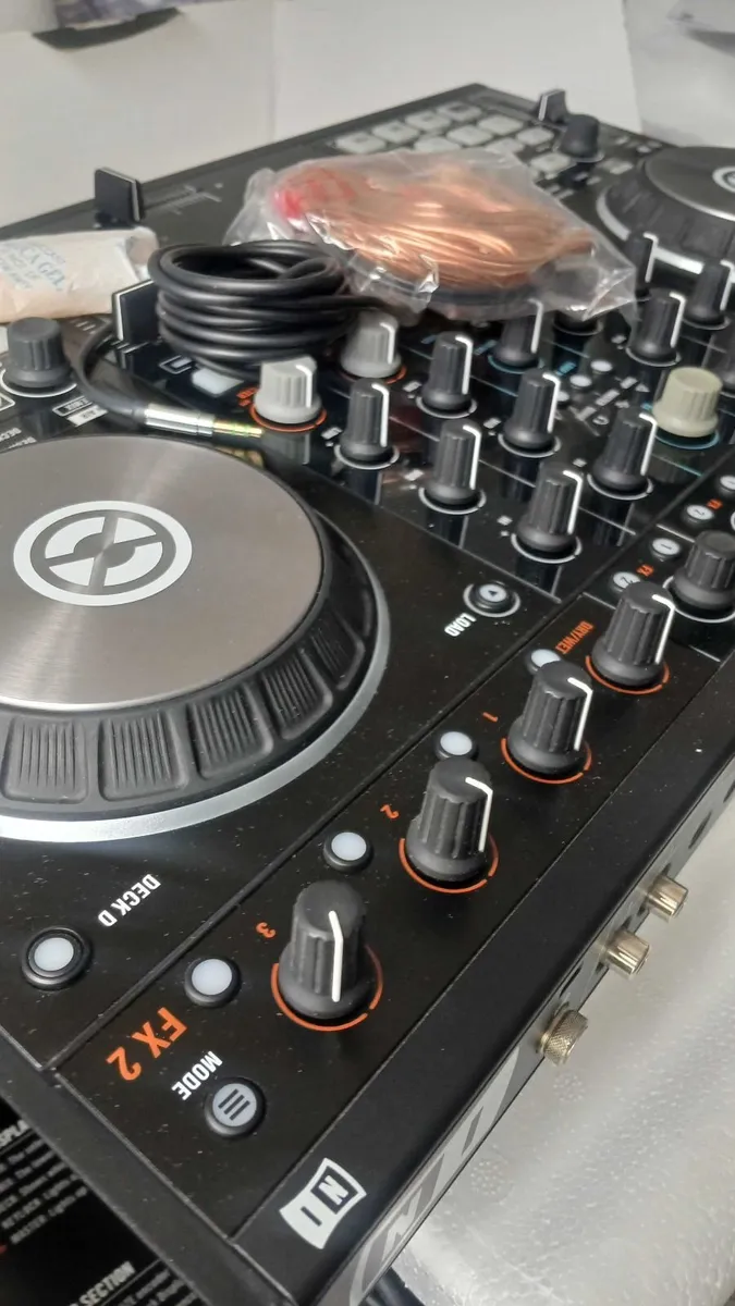 Native Instruments Traktor Kontrol S4 MK2 &Headset - Image 4