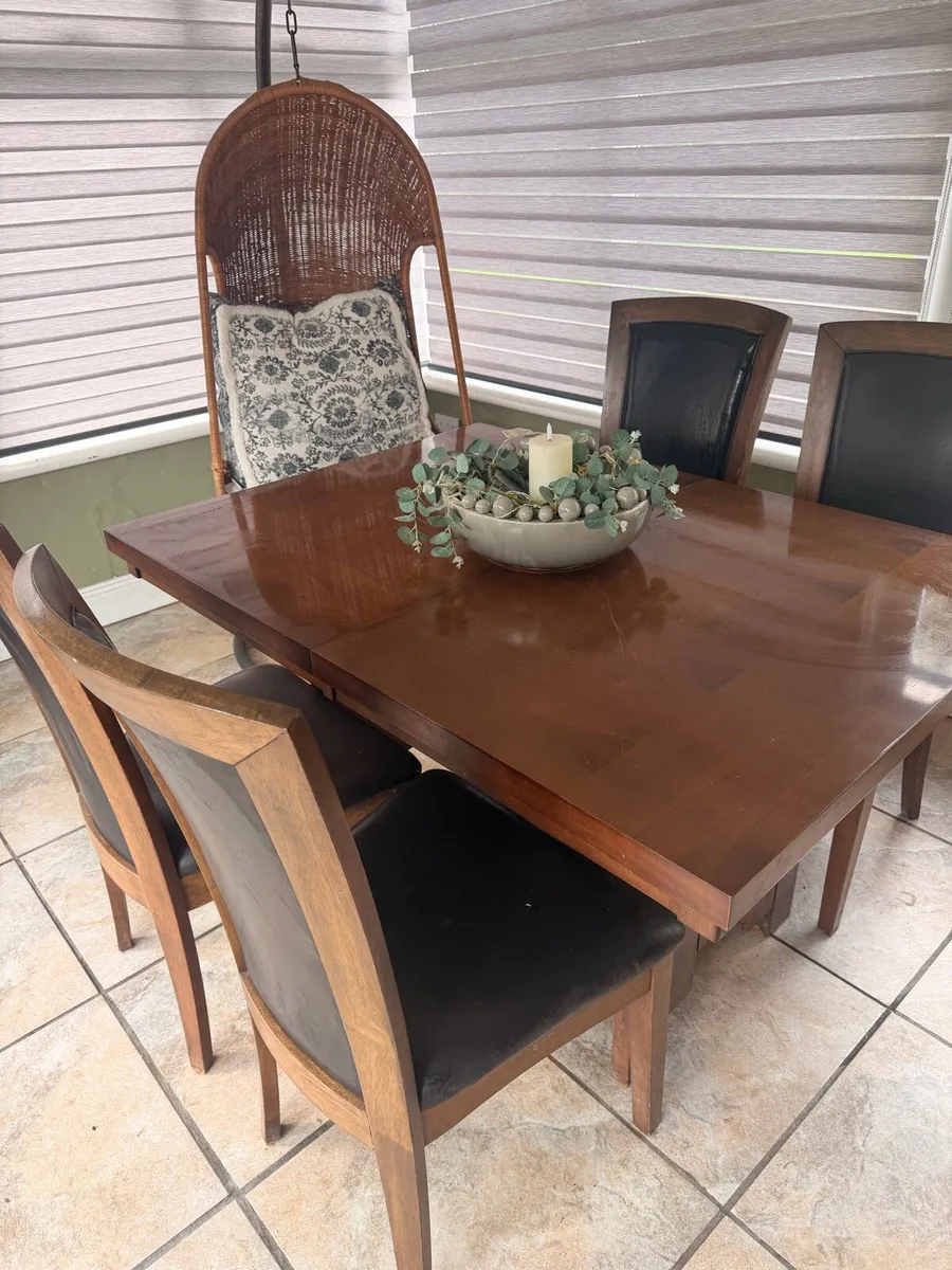 Table and chairs - Image 1