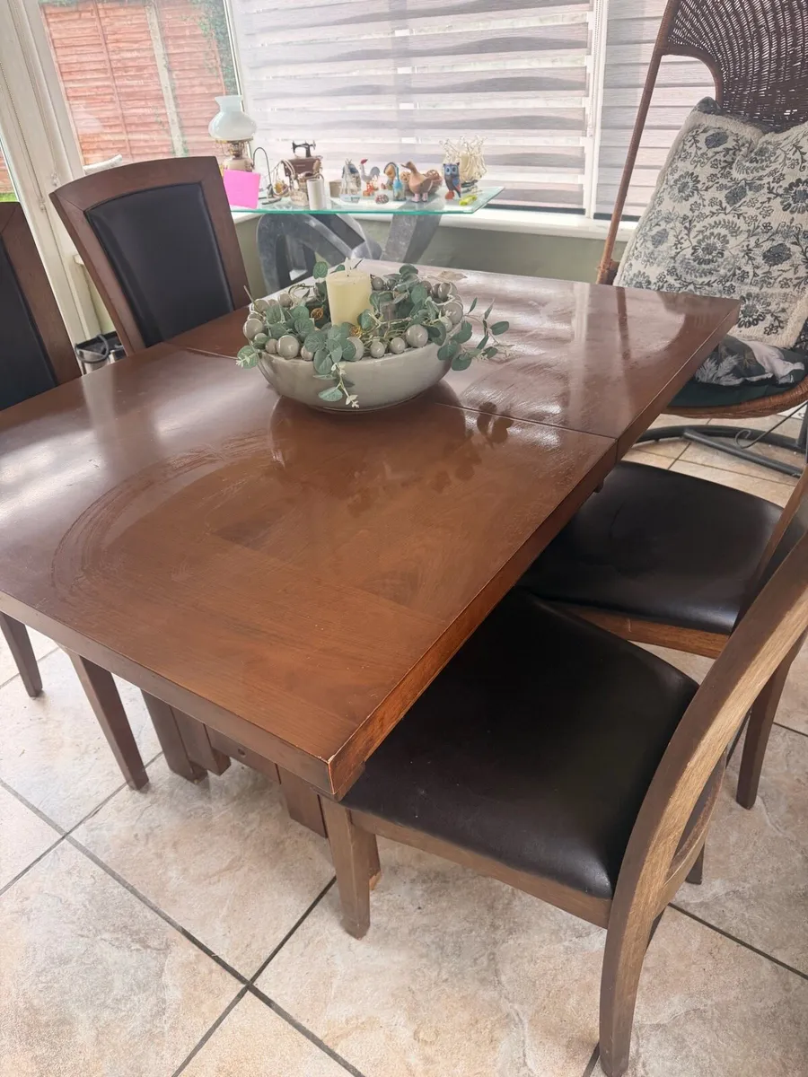 Table and chairs - Image 2