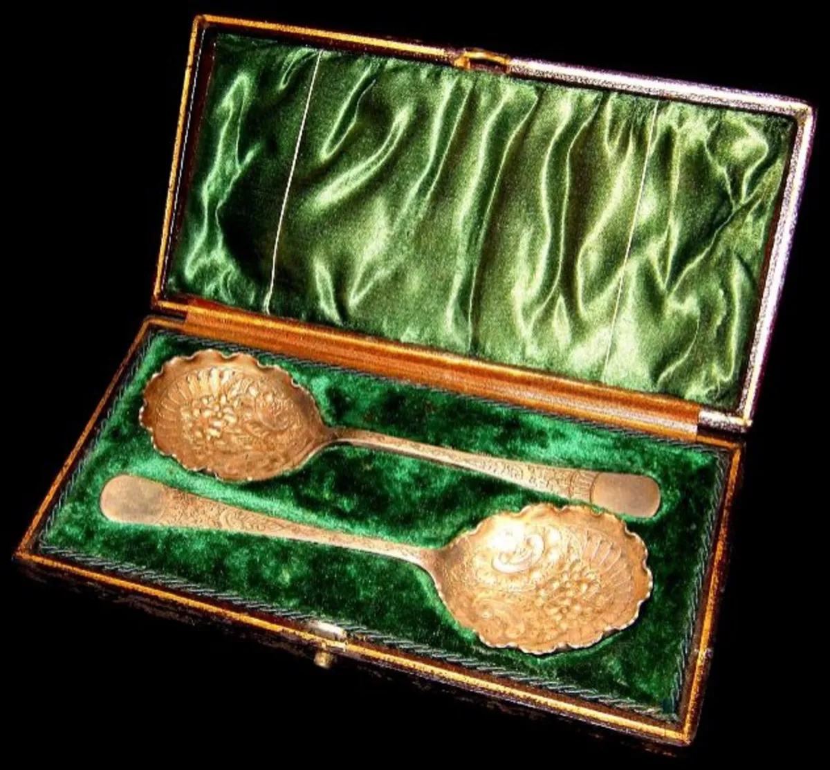 Cased Pair of Vintage Thomas Turner Berry Spoons - Image 3