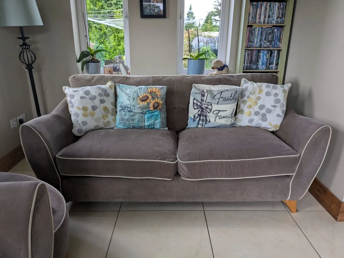 3 PIECE SUITE - Image 1