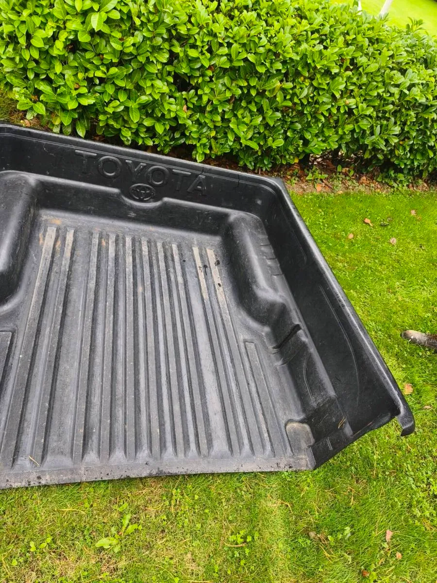 Crew cab insert Toyota Hilux - Image 1