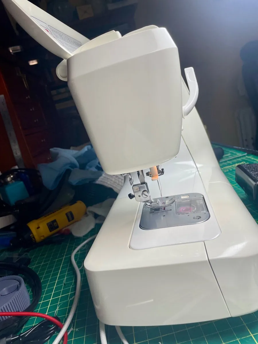 SINGER Futura 4000 - Serviced - Excellent 100 stit - Image 4