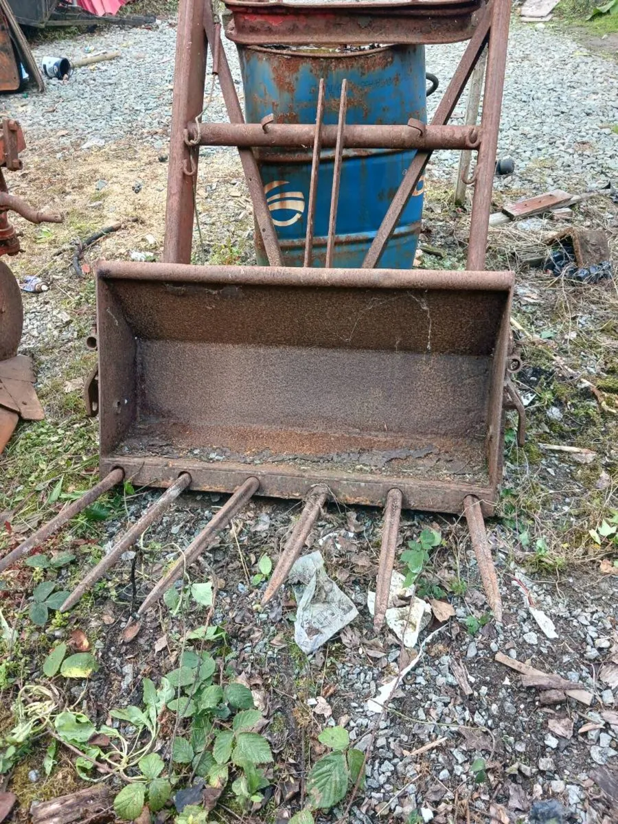 Front loader - Image 1