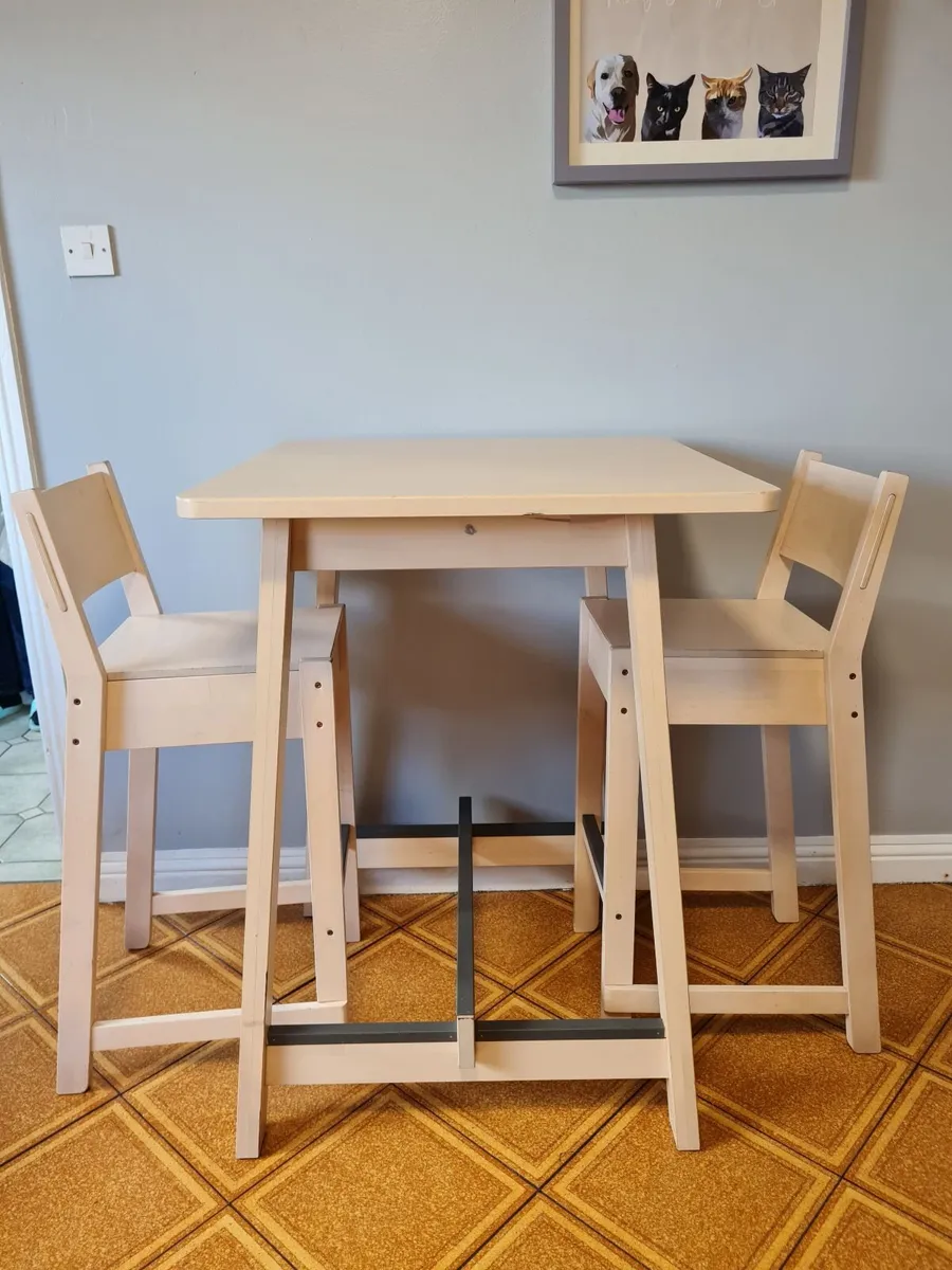 High breakfast bar and 2 stools