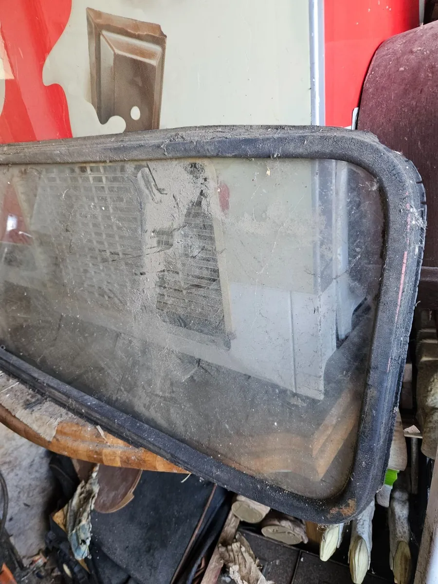 Vintage Car Rear Window - Image 2