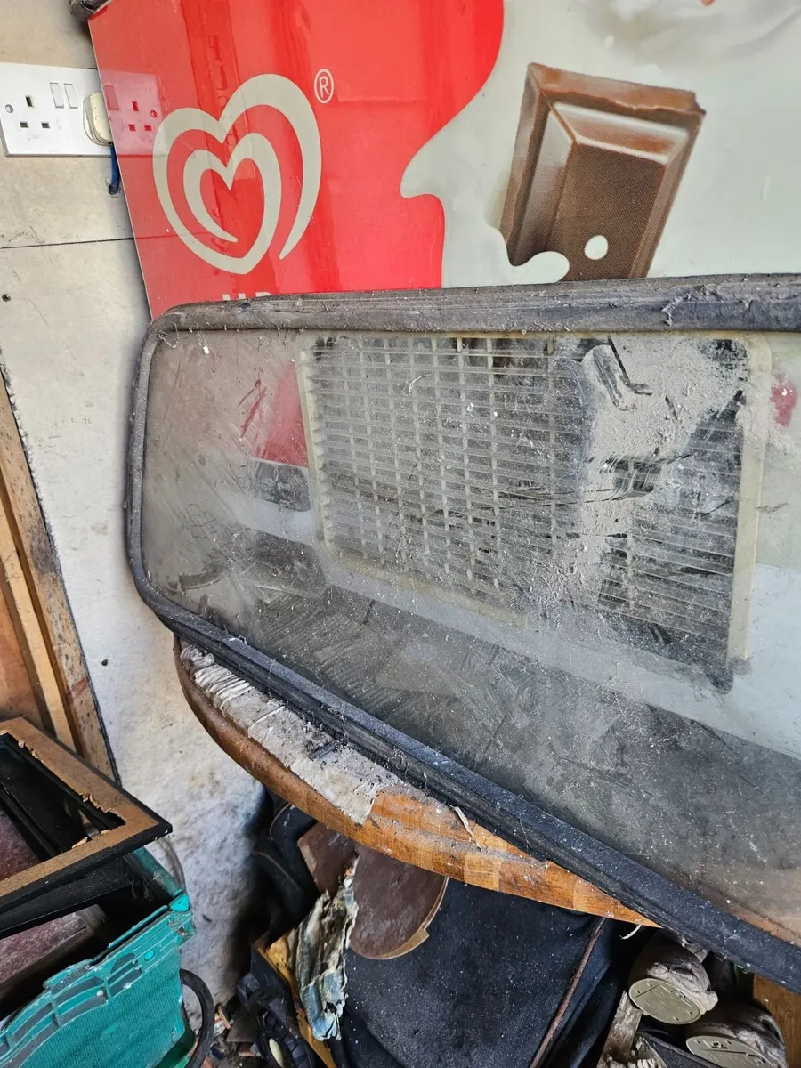 Vintage Car Rear Window - Image 4