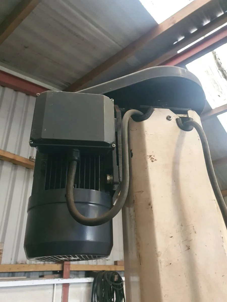 2 post car lift - Image 1
