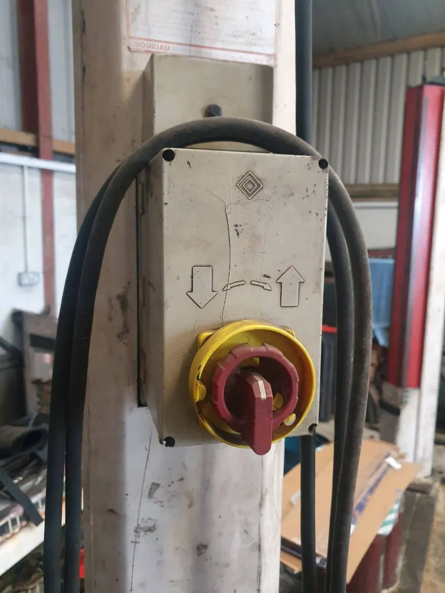 2 post car lift - Image 2