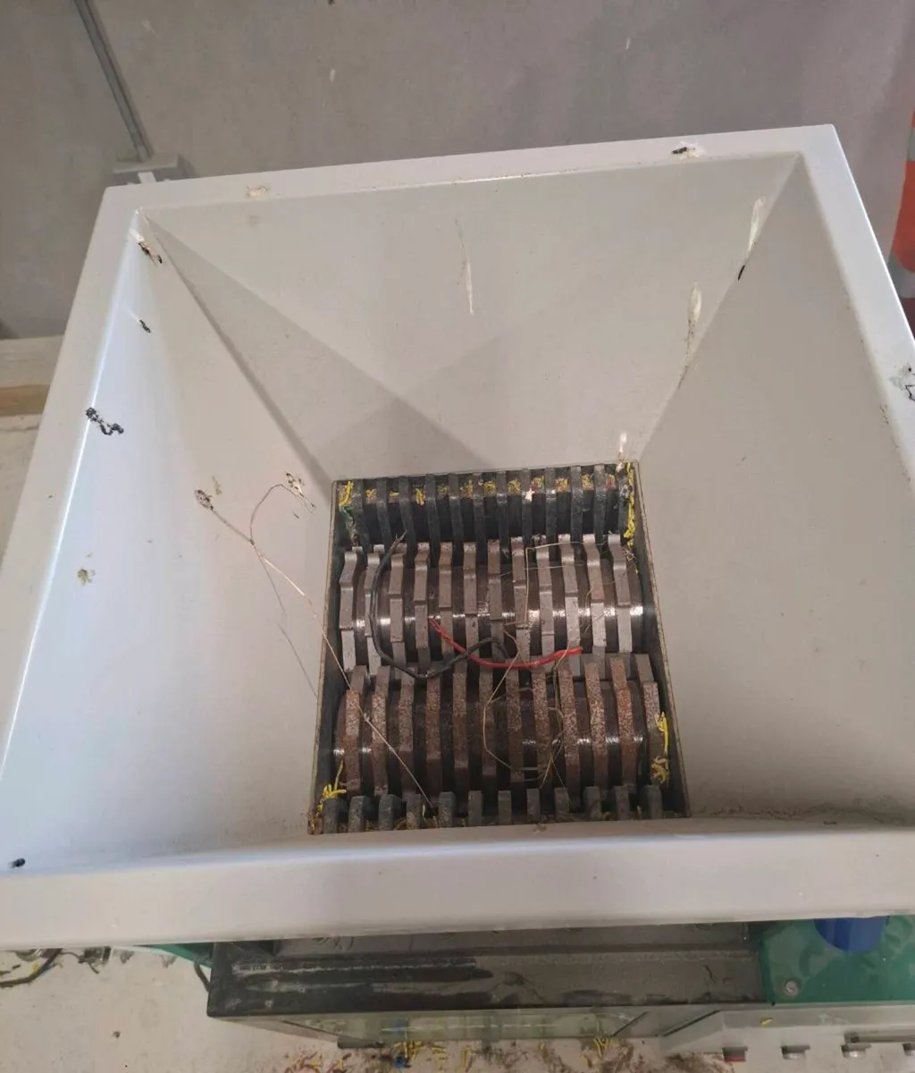 Cable shredder conveyor and granulator - Image 3