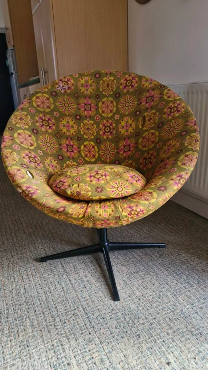 Vintage 1970's swivel Saucer Chair - Image 1