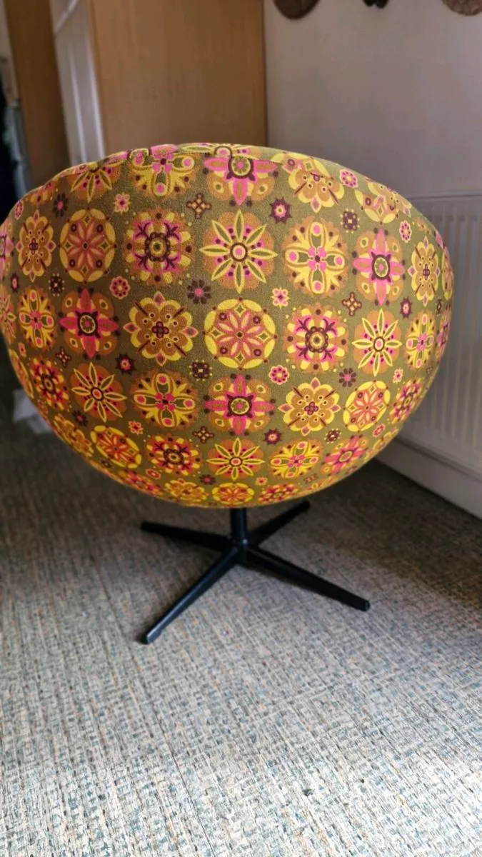 Vintage 1970's swivel Saucer Chair - Image 2