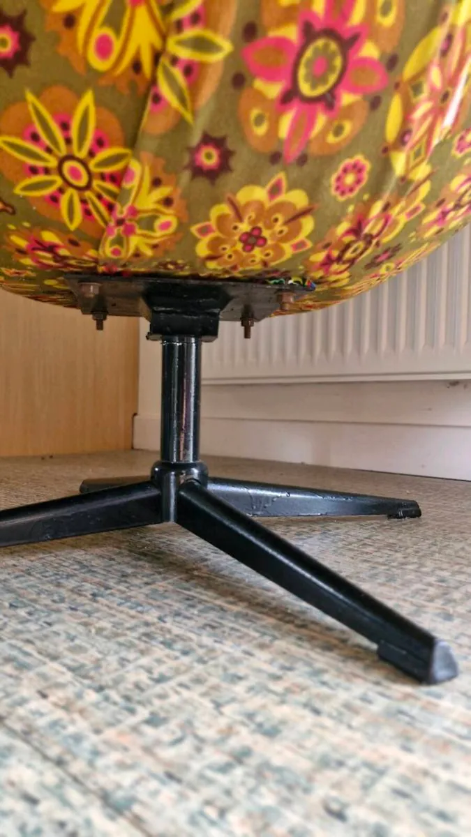 Vintage 1970's swivel Saucer Chair - Image 3