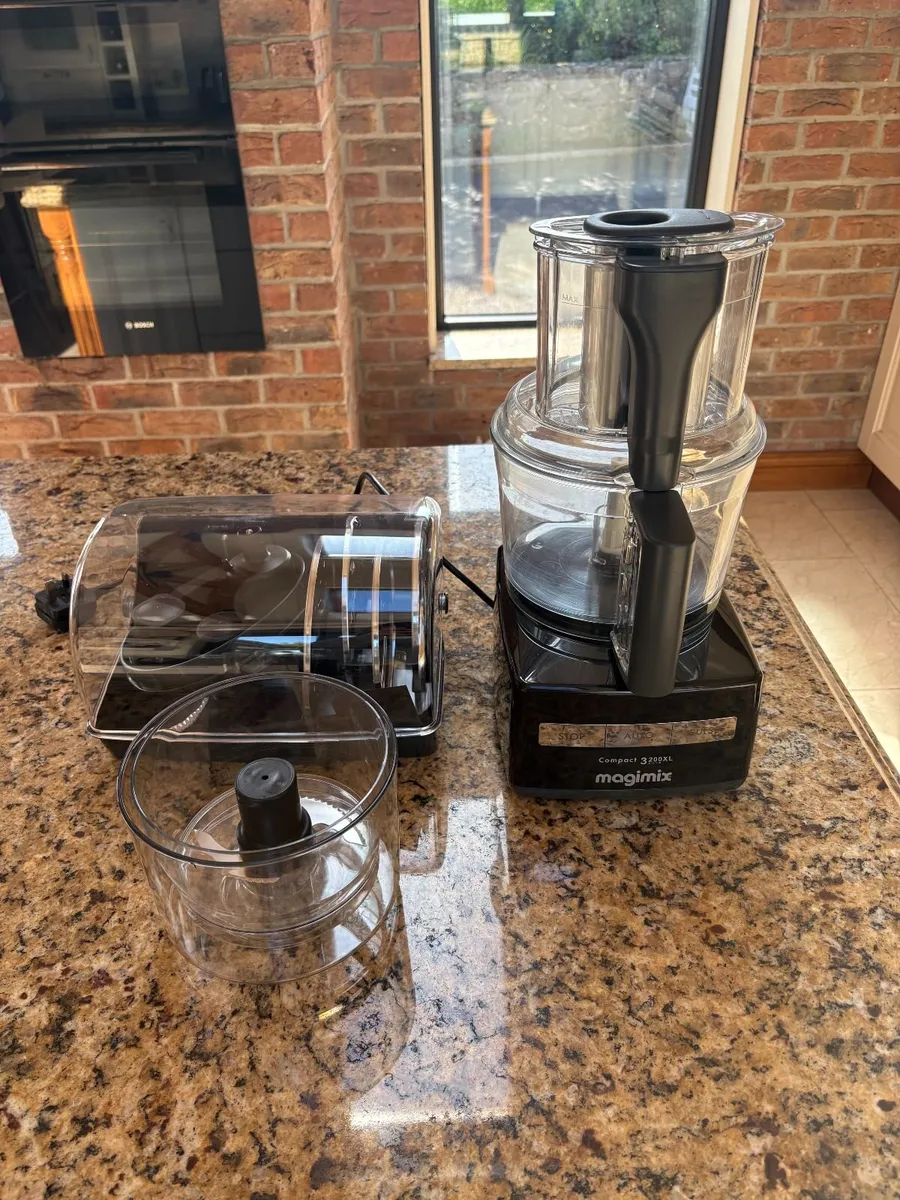 Magimix 3200XL Compact Food Processor in Black - Image 1