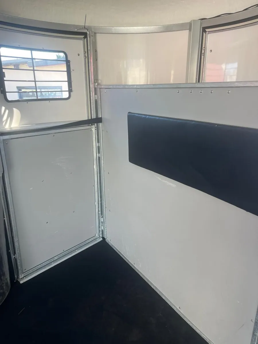 4 horse trailer - Image 1