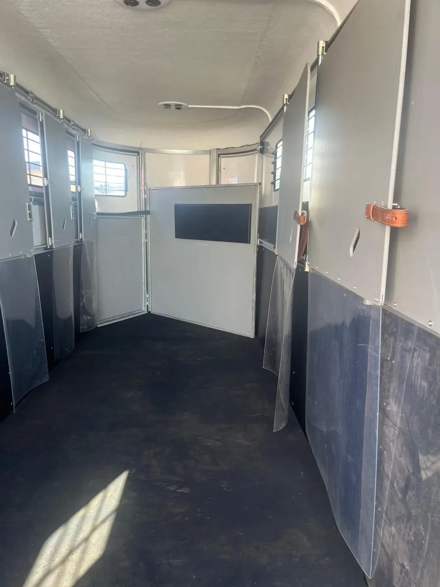 4 horse trailer - Image 2