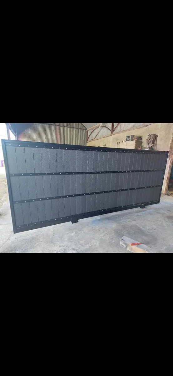 Sliding gate with composite boards - Image 2