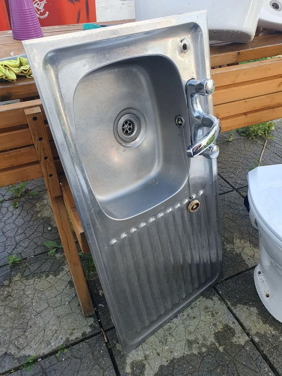 Toilet set and kitchen sink - Image 3